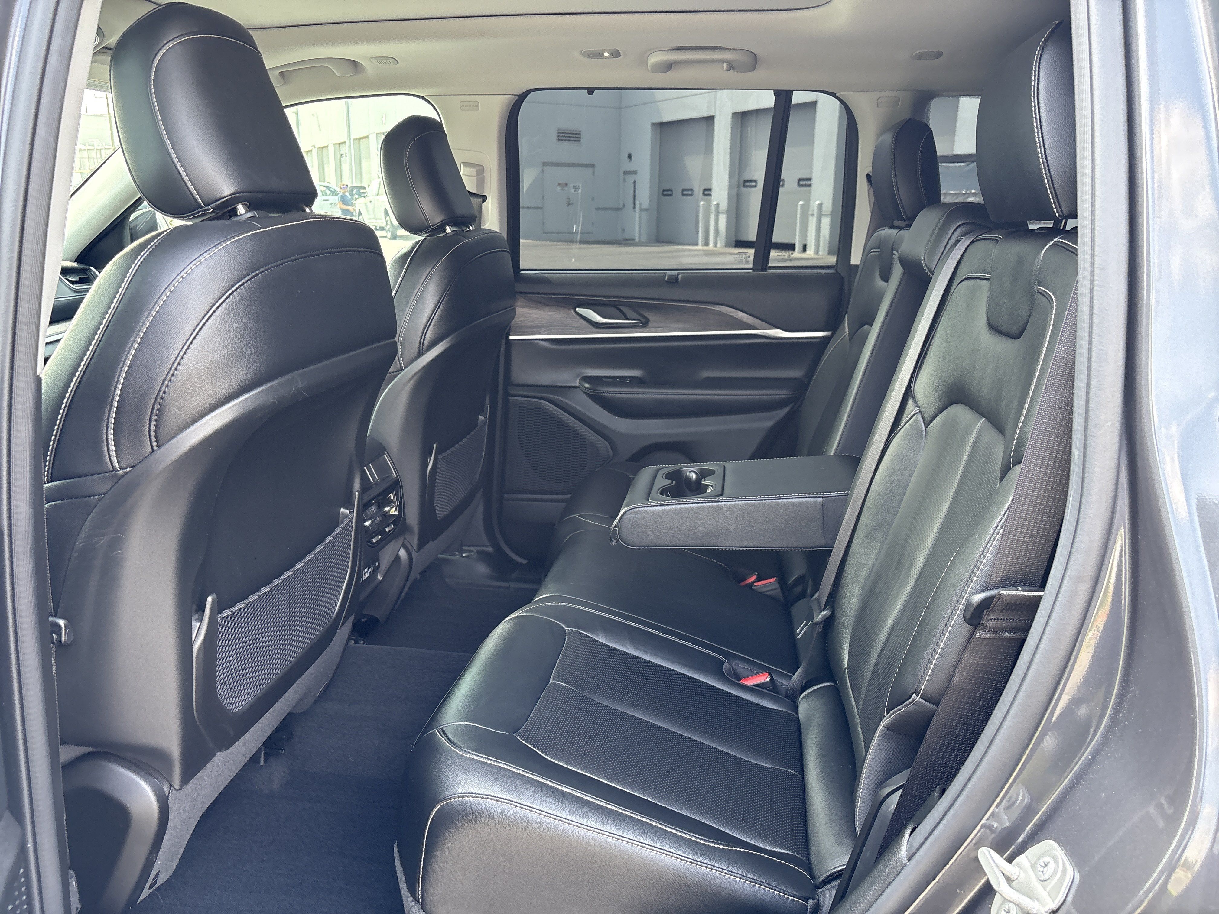 Used 2023 Jeep Grand Cherokee Limited w/ Luxury Tech Group II AWD/4WD image 34