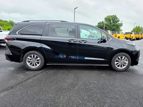 Used 2026 Toyota Sienna XLE FWD image 13