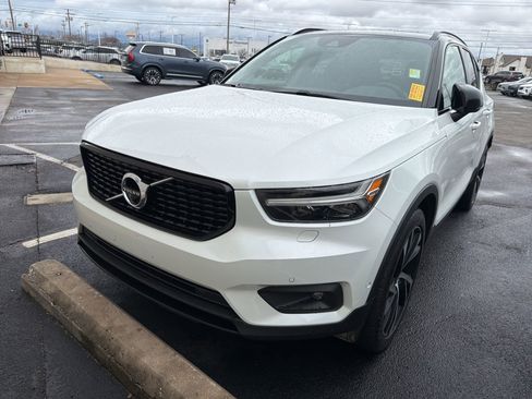Used 2019 Volvo XC40 T5 R-Design image 1