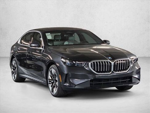Used 2026 BMW 530i w/ Premium Package RWD image 3