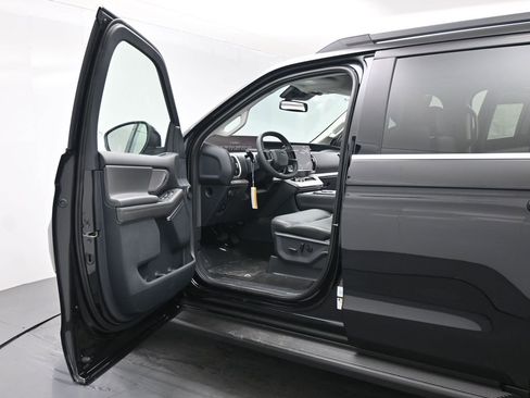 New 2026 Ford Expedition Active image 8