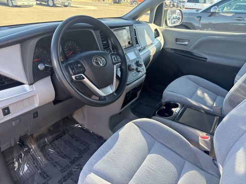 Used 2015 Toyota Sienna LE image 14