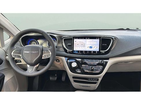 Used 2024 Chrysler Pacifica Touring-L image 15