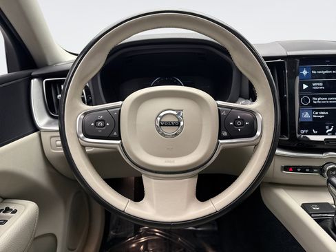 Used 2019 Volvo XC60 T5 Momentum w/ Premium Package image 12