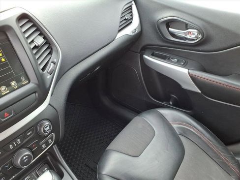 Used 2017 Jeep Cherokee Trailhawk w/ Cold Weather Group image 33