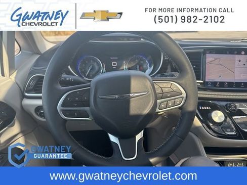 Used 2023 Chrysler Pacifica Limited image 16