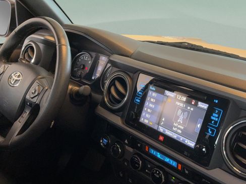 Used 2018 Toyota Tacoma TRD Off-Road AWD/4WD image 32