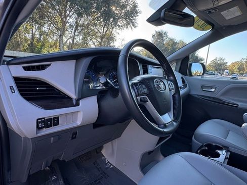 Used 2020 Toyota Sienna XLE Premium image 32