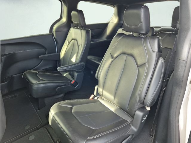 Used 2026 Chrysler Pacifica Select FWD image 3