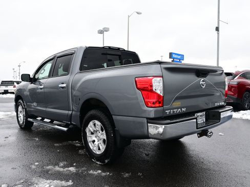 Used 2018 Nissan Titan SV image 6