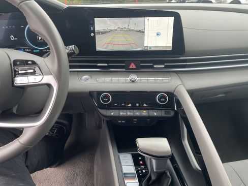 Used 2025 Hyundai Elantra SEL image 17