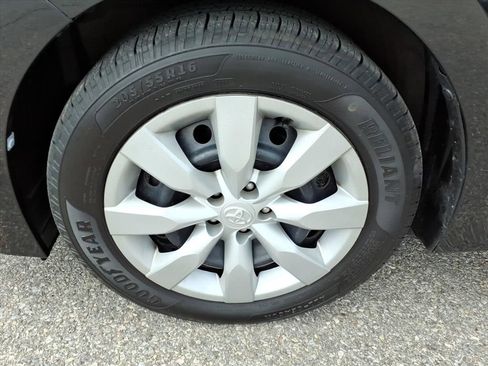 Used 2016 Toyota Corolla LE image 11