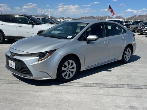 Used 2025 Toyota Corolla LE FWD image 2