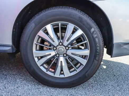 Used 2019 Nissan Pathfinder SV image 9