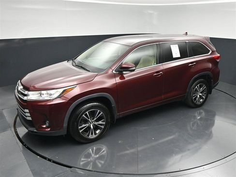 Used 2018 Toyota Highlander Plus w/ Carpet Mat Package (TMS) AWD/4WD image 19