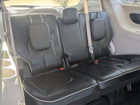 Used 2023 Chrysler Pacifica Limited image 33