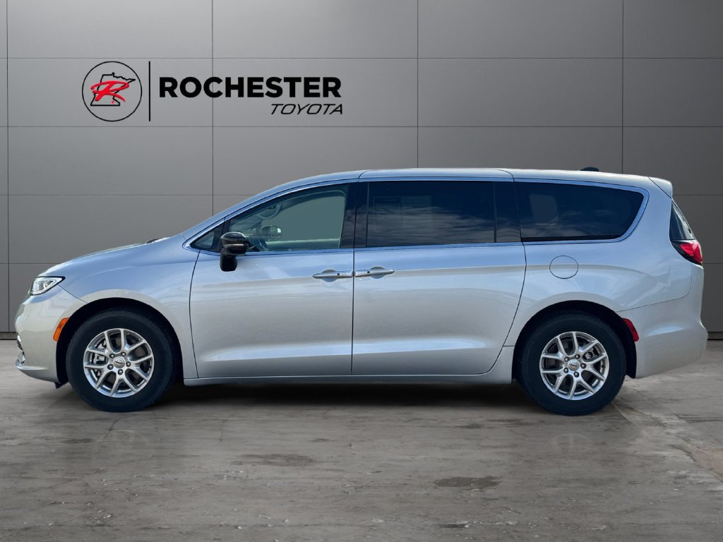 Used 2024 Chrysler Pacifica Touring-L FWD image 2