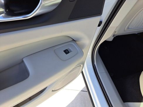 Used 2024 Volvo XC60 T8 Plus image 10