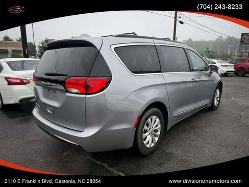Used 2017 Chrysler Pacifica Touring-L FWD image 5