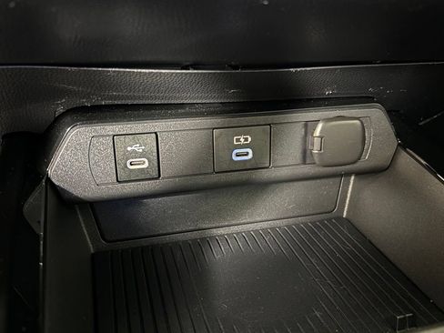 Used 2023 Toyota Prius LE FWD image 32