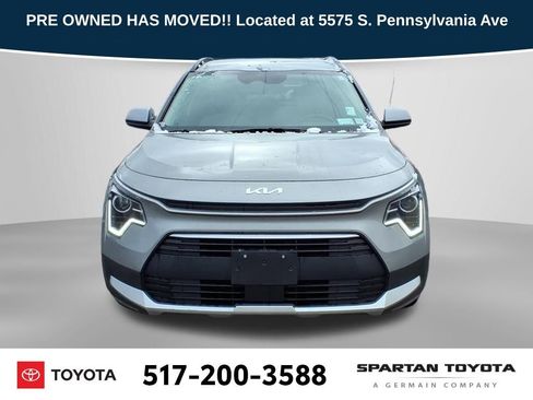 Used 2023 Kia Niro EX image 3