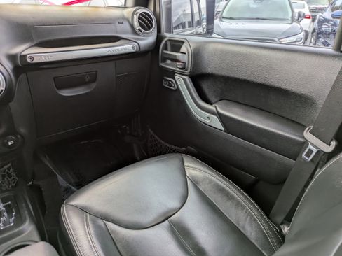 Used 2017 Jeep Wrangler Unlimited Sahara w/ Connectivity Group image 9