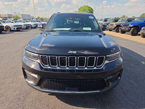 Used 2025 Jeep Grand Cherokee Laredo RWD image 2