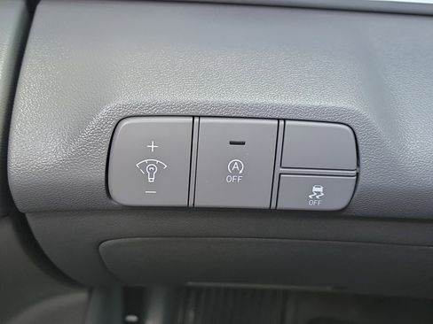 Certified 2025 Hyundai Elantra SE image 18