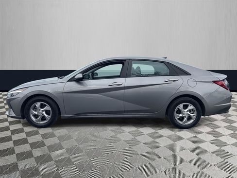 Used 2023 Hyundai Elantra SE image 3