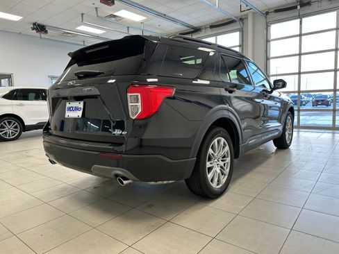 Used 2022 Ford Explorer XLT w/ Equipment Group 202A image 5