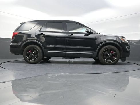 Used 2017 Ford Explorer XLT AWD/4WD image 40