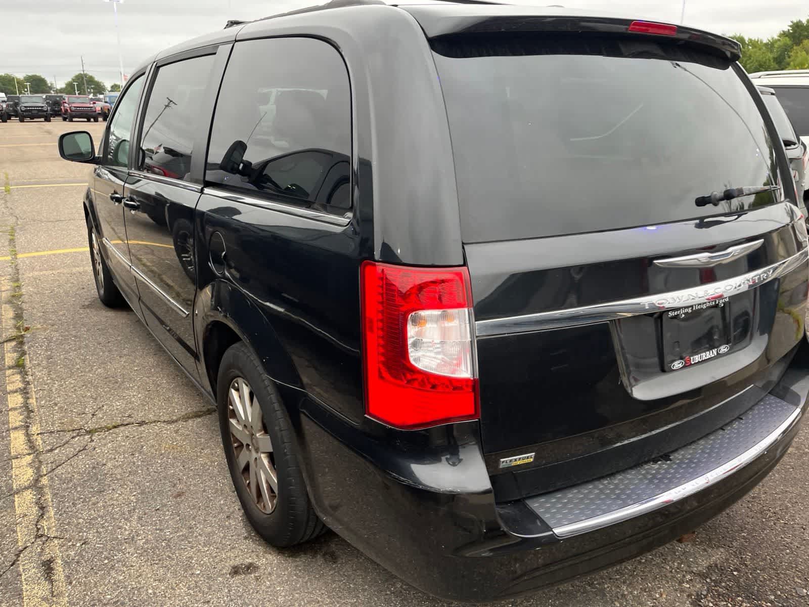 Used 2013 Chrysler Town & Country Touring FWD image 9
