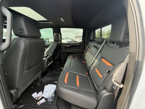 Used 2022 GMC Sierra 1500 AT4 w/ AT4 Preferred Package AWD/4WD image 4