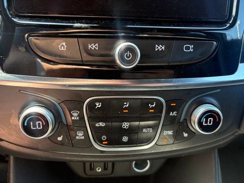 Used 2023 Chevrolet Traverse LT FWD image 19