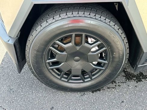 Used 2024 Tesla Cybertruck AWD Crew Cab image 30
