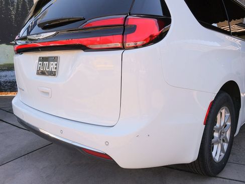 Used 2023 Chrysler Pacifica Touring-L FWD image 38