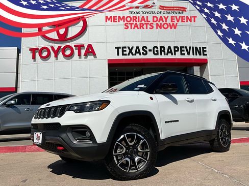 Used 2025 Jeep Compass Trailhawk AWD/4WD image 1