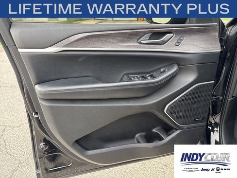 Used 2023 Jeep Grand Cherokee L Limited w/ Black Appearance Package AWD/4WD image 8