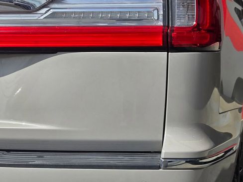 Used 2021 Lincoln Navigator Reserve image 12