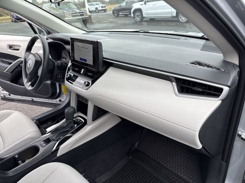 Used 2025 Toyota Corolla Cross L image 36