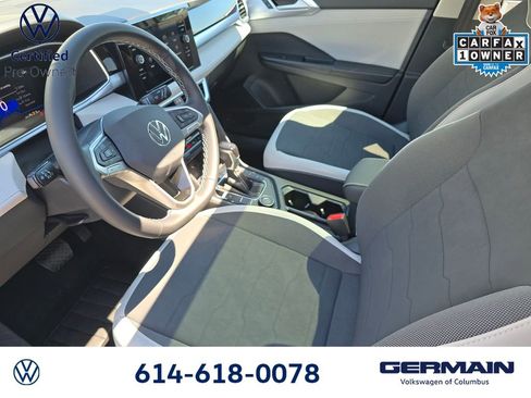 Certified 2025 Volkswagen Taos SE w/ Panoramic Sunroof Package AWD/4WD image 17