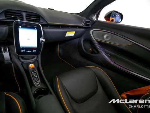 Used 2025 McLaren Artura Spider image 16