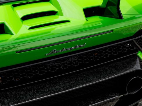 Used 2018 Lamborghini Huracan Performante AWD/4WD image 3