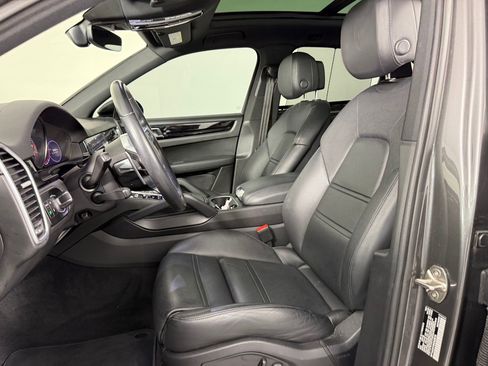Certified 2022 Porsche Cayenne image 5