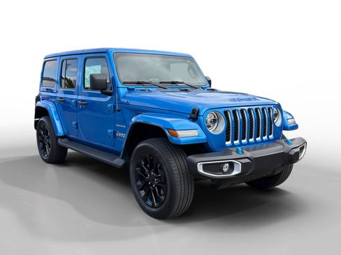 Used 2022 Jeep Wrangler Unlimited Sahara w/ Cold Weather Group image 7