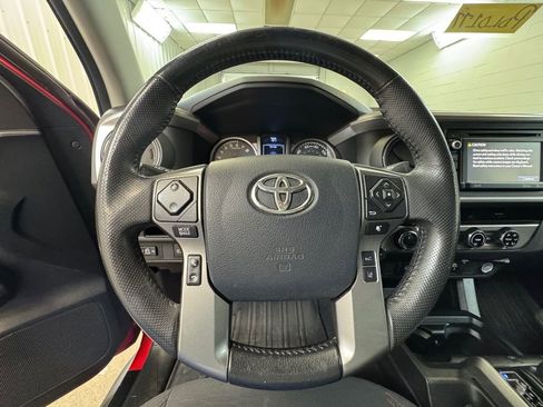 Used 2018 Toyota Tacoma SR5 w/ Four Season Floor Mat Package AWD/4WD image 28