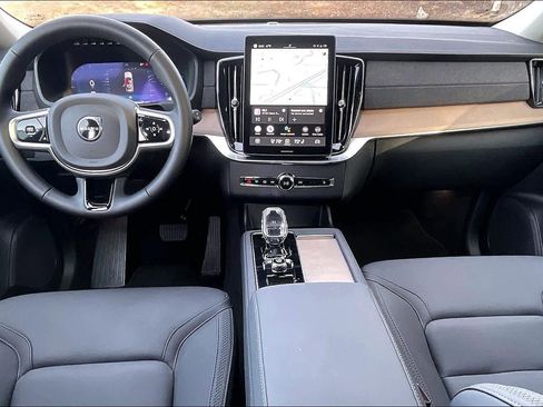 Used 2025 Volvo XC90 B6 Core w/ Protection Package Premier image 18