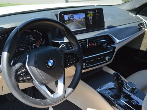 Used 2022 BMW 530i w/ Convenience Package RWD image 26