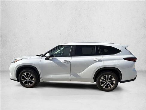 Used 2024 Toyota Highlander XLE FWD image 2