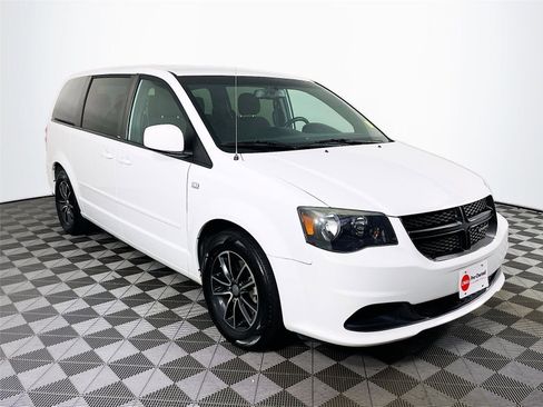 Used 2014 Dodge Grand Caravan SE image 1